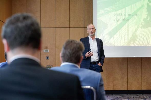 Steffen Schaar auf der diruj Rechtsabteilung & Unternehmensjuristen Konferenz 2022